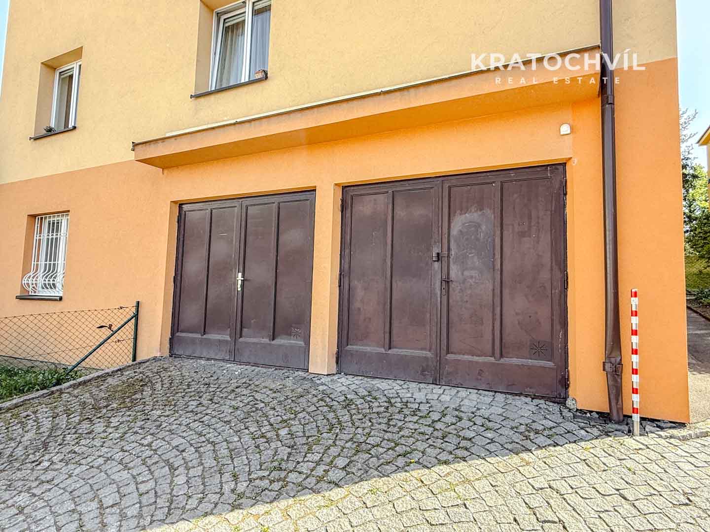 PRODEJ GARÁŽE (podílu 1/2 na dvougaráži (28,2 m²) – Praha 5, Smíchov - 1 990 000 Kč