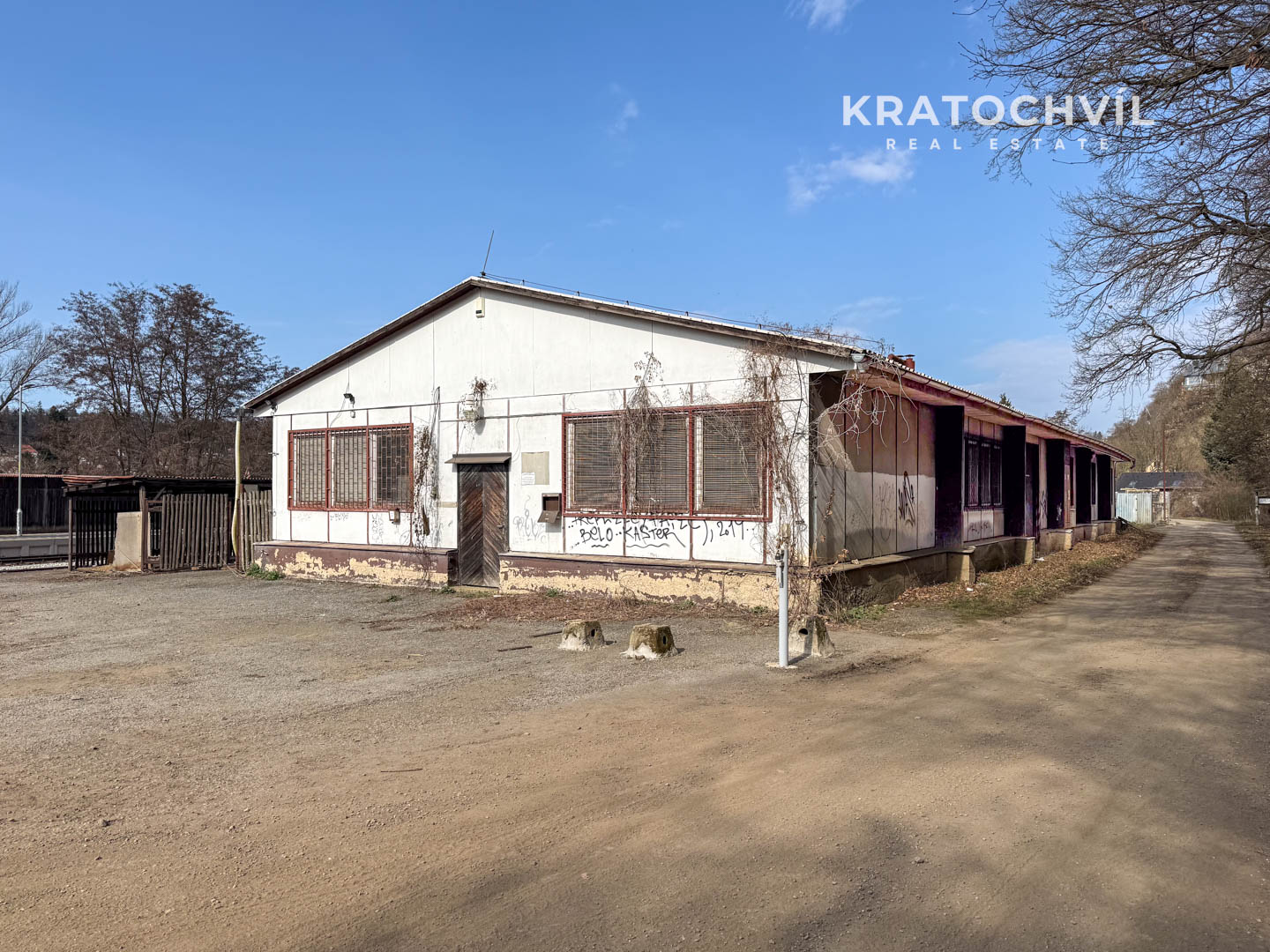PRONÁJEM VÝROBNÍ HALY 463 m² – Praha 5 Zbraslav  69 800 Kč
